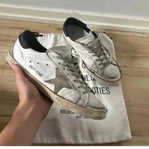Golden Goose - Säljer just nu dessa feta skorna ifrån Goolse Goose  i storlek 41. Skorna är i okej skick och säljer därför dem för endast 1499🤩 priset går att diskuteras. Nypris ligger på runt 6000. Om du har några frågor alls är det bara att skriva🙏😁