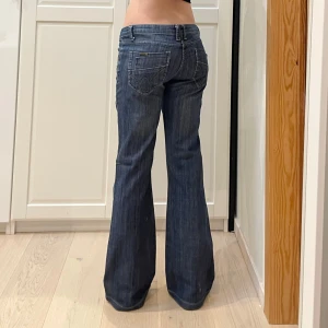 Lågmidjade bootcut jeans🤩 - Midja 45 cm rakt över, gren 21 cm och innerben 78 cm💕jae 169 o xs-s o håller in mycket i midjan