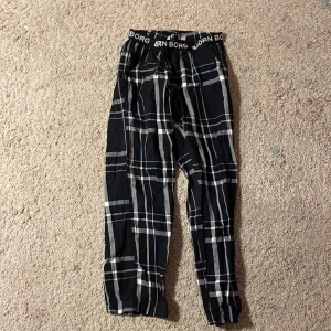 Säljer mina Björn Borg pyjamasbyxor! - Dom är blåa och vita med ett rutigt mönster, sköna och bra till att sova i eller bara ta de lungt, själv har jag aldrig sovit i dom.