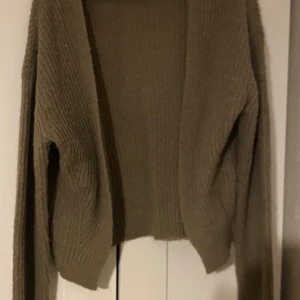 Cardigan/kofta - Jätte fin färg och sitter väldigt fint aldrig använd ❤️