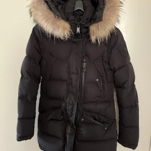 Hollies dunjacka - Modellen heter Wilma, se sista två bilderna för defekt, dock inget som stör. Avtagbar päls