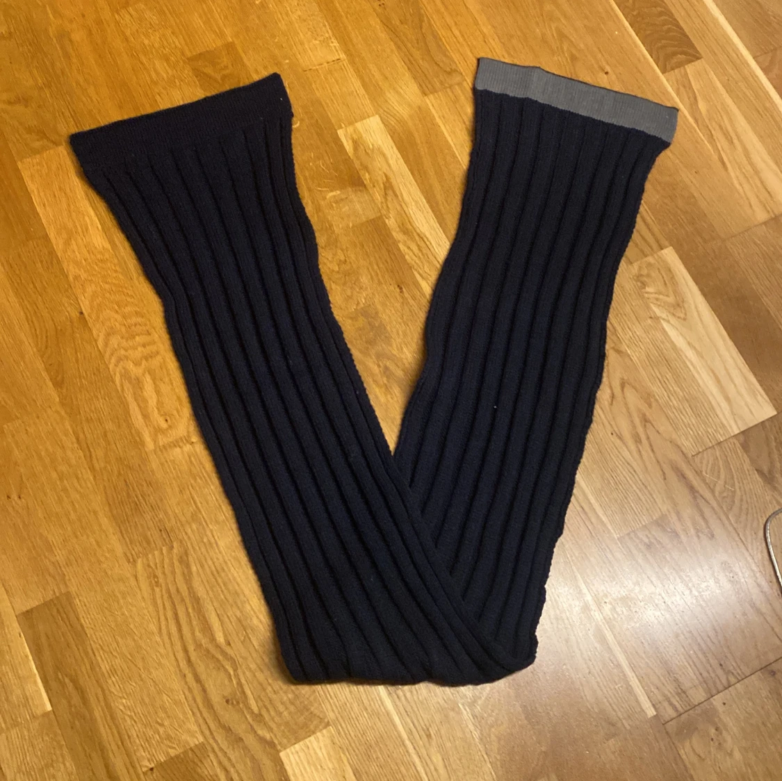 Svart ribbstickad halsduk från Replay