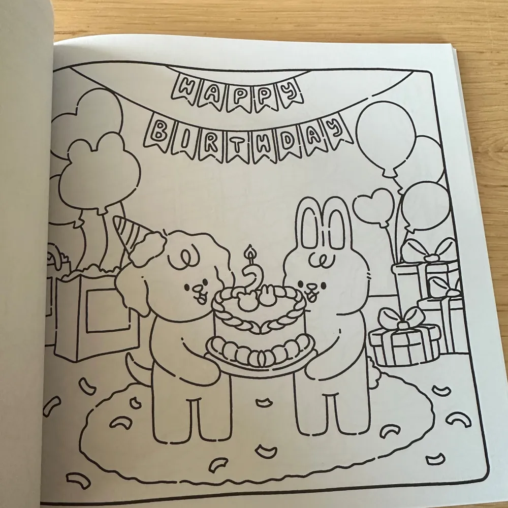 En charmig målarbok med söta djurkaraktärer i olika mysiga scener. Perfekt för avkoppling och kreativitet, med illustrationer av djur som bakar, experimenterar i ett labb och firar födelsedag. Boken har en inbjudande framsida med glada färger och lekfull design.. Böcker.
