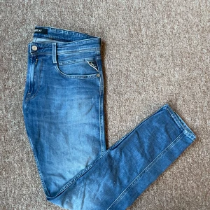 Replay anbass - Tvärsnygga blåa jeans från Replay med en klassisk femficksdesign och dragkedja. Jeansen är i superbra skick, inga defekter, inga fläckar. Priset är diskuterbart som alltid❤️🍾🔥