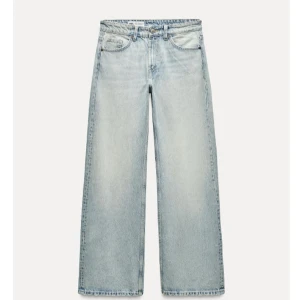 Slutsålda jeans  - Midwaist jeans från Zara. Helt slutsålda, finns inte på kvar på hemsidan. Har sytt upp byxorna och är i perfekt längd till dem som är runt 164 cm.