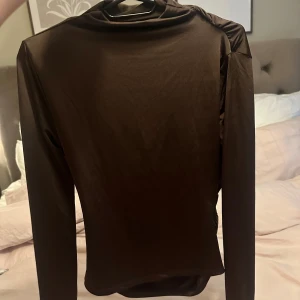 Brun långärmad topp - Säljer en stilren brun långärmad topp från H&M.💕Storlek XS men sitter som S.