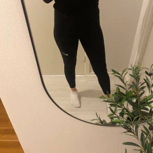 Svarta leggings från Nike - Nike pro tränings tajts. Super bra skick. Storlek s. Nypris 400kr 