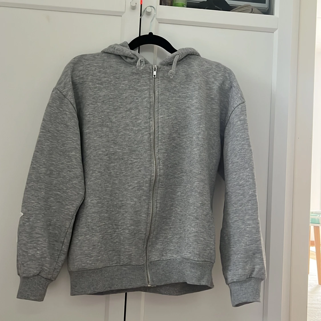 Grå hoodie med stjärndetaljer från Gina Tricot