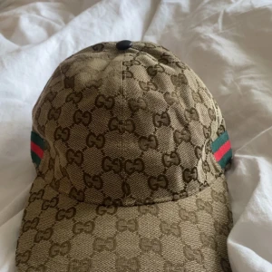 Gucci keps - Helt ny beige gucci keps aldrig använd priset går att diskutera kommer med påse hör av er för intresse