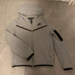 Nike tech fleece  - Säljer en Nike Tech Fleece som är i jätte bra skick.  XL i barn storlek, S/M. Passar både killar & tjejer.