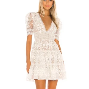 Bronx and Banco Megan Mini Dress - Säljer nu min studentklänning Megan Mini Dress från Bronx and Banco. Klänningen är endast använd 2 ggr och har varit på kemtvätt så den är i nyskick!! Ordinarie pris är 6495kr 🩷