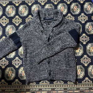 Blå Cardigan  - Säljer en unik och eftertraktad cardigan! Storleken är S och passar även så🙌🏼. Nypris ligger på runt 1600kr! Skriv till mig gällande frågor om pris eller liknande! Skickas på 1-2 dagar ✅