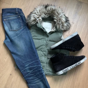 Grön dunväst från Ralph Lauren - Tja! Säljer nu en skön Ralph Lauren väst med unik pälskrage. Storlek S. Riktigt varm och go, sköna detaljer. Hör av dig vid frågor eller liknande✌️