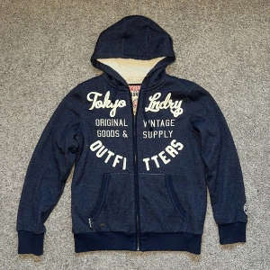 Fodrad Hoodie med dragkedja  - Tja säljer nu en varm fodrad hoodie med dragkedja i märket ”Tokyo Laundry” i storlek S för endast 349kr! Pris är ej hugget i sten, hör av er i dm vid funderingar!