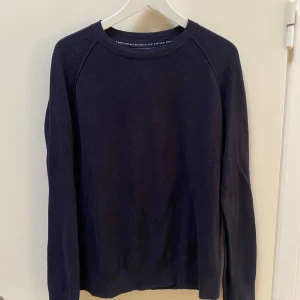 Tröja - Säljer den här snygga mörkblåa tröja i 100% bomull från Race Marine (Stadium). Storlek M. Bra skick.