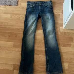 Bootcut/flared jeans - HELT oanvända lowwaist jeans ifrån h&m. Säljer de då jag har oerhört många kläder nu och inte får användning utav alla. Den har även prislappen kvar. 