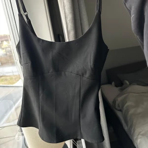 Svart linnetopp - Snygg svart linnetopp från hm aldrig använd bara testad. Linnet är figur sytt och har en dragkedja på sidan💕slutsåld på hm hemsida. För bättre bilder eller bilder hur den sitter på kontakta!