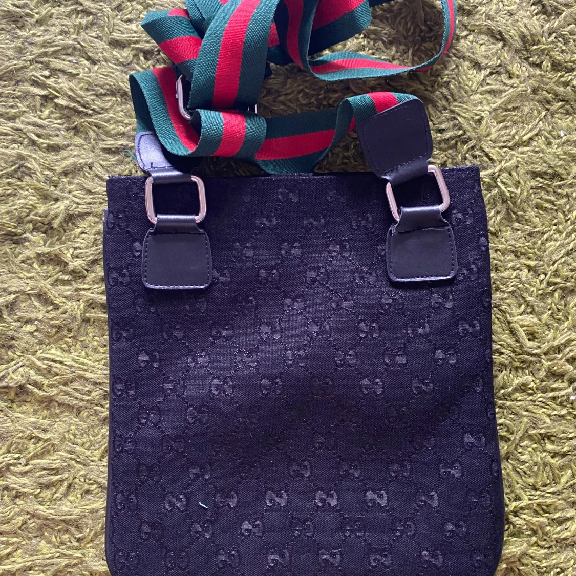 Svart axelväska med ränder - 1