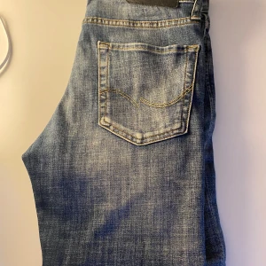 Blå jeans från jack and jones/ 12-14 år, 156-164 - Snygga blå jeans från jack and Jones och slitna detaljer för en trevlig/avslappnad look. De har en knappgylf och bälteshällor. (Pris kan diskuteras)