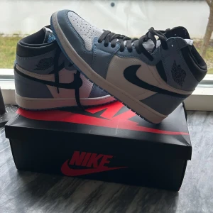 Nike Air Jordan Retro high OG (university blue) - Air Jordan 1 Retro High OG university blue, Storlek 44. Använda ett få tal gånger. Inga skador finns på skorna, Du får med ett extra par skosnören som medföljer denna modell.