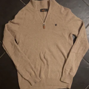 morris halv zip - säljer nu denna morris tröja då jag inte använder den längre. storlek xs men passar s också tröjan är gjord av en jätte mjuk lamull