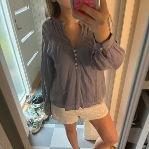 Ljuslila blus med spetsdetaljer - Säljer denna super söta ljuslila blus med spetsdetaljer och knappar framtill från mango💕💕💕