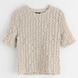 Beige topp - Har valt att sälja denna så så fina toppen från Lindex. Den är i väldigt bra skick och passar till allt. Den är i storlek S men skulle nog mer säga XS.❤️