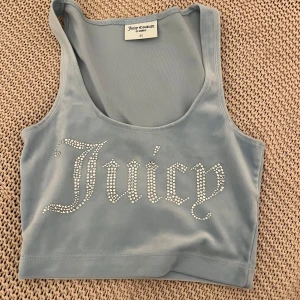 Topp från Juicy Couture - Snygg blå linnetopp från Juicy Couture med glitter text. Använd 1 gång