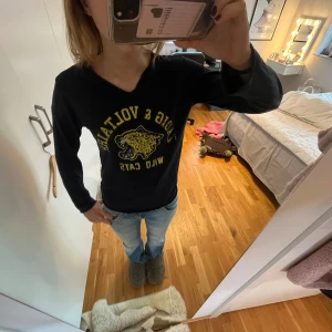 Mörkblå långärmad tröja från Zadig & Voltaire - Så cool tröja från Zadig!! Bara använd ett fåtal gånger och har därför inga defekter. I strl s 💗💗