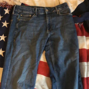 Clark jeansbyxor från Jack&Jones - Snygga blå jeansbyxor från Jack&Jones med en klassisk design. De har en normal passform och är tillverkade i jeansmaterial. Perfekta för en avslappnad stil.