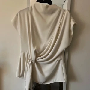 Vit blus  - Vit blus från Zara. Har en liten fläck som knappt syns (se bild 3). 