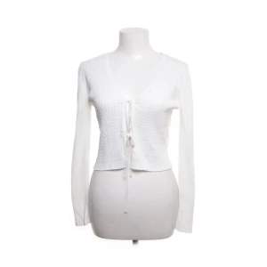 Knit vit tröja - Fin tröja som man knyter fram, lite v-ringad, bestämmer själv hur hårt man vill knyta så den passar fler storlekar. Passar till vardag men också festligare tillfällen. Skriv vid fler frågor