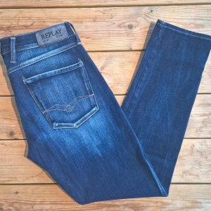 Replay Anbass jeans  - ♻️Skick: 9/10Inga tecken på användning, nytt skick | 📏Storlek: W31 L30Slim fit jean | Nypris: 1800kr | 📊Färg: Mörkblå, Marinblå | Priset går att diskuteras vid snabb affär!