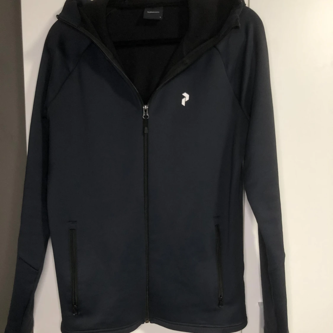 Svart huvjacka från Peak Performance