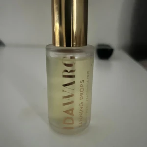 Ida Warg Tanning Drops - Ida Warg Tanning Drops i en stilren flaska med guldfärgad kork. Perfekt för att ge huden en solkysst look utan doft. Enkel att blanda med din vanliga ansiktskräm för en gradvis solbränna.