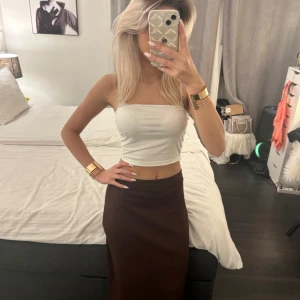 Brun kjol  - Brun lång kjol som ger en trendig look.