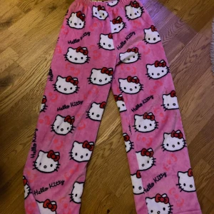 Rosa Hello Kitty mjukisbyxor - 💗Supermysiga rosa Hello Kitty byxor i storlek S. Är liten i storleken och är lite för liten för mig som är 164. I väldigt bra skick💗