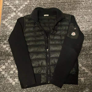 Svart cardigan från Moncler - Svart Moncler cardigan i bra sick.                  Storlek 1 dvs S. 