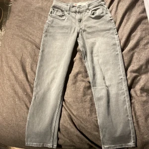 Grå Levi’s jeans - Tjenare! Säljer det här byxorna från Levi’s, då jag inte använder det mycket. Strl är 12A, Loose Taper. Hör av er om det är något!