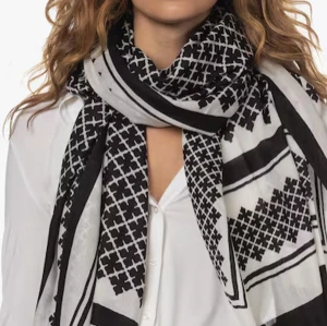 By Malene Birger scarf - Jättefin scarf/halsduk från by Malene Birger som jag inte använder. Det är inte exakt den på första bilden men hitta ingen mer liknande. Den har lite defekter som man kan se på bilderna men absolut inget som märks vid användning.