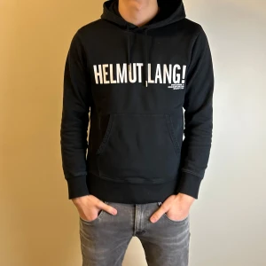 Helmut Lang hoodie - Helmut Lang hoodie i storlek S. Modellen på bilden är 186 cm 72 kg