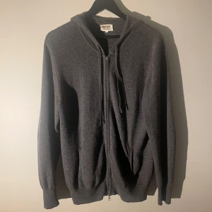 Soft Goat Kashmirhoodie - Soft Goat hoodie i 100% kashmir | Skick: Mycket fint | Storlek: L | Pris: 949kr | Hör av dig vid frågor eller för fler bilder!