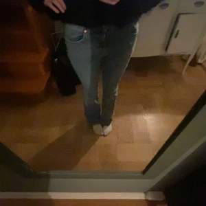 Blåa jeans  - Så snygga blåa jeans från Gina Tricot, helt nyskick endast använda 3 gånger. Köpa för 500, pris kan diskuteras ⭐️ 
