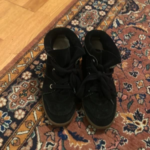 Isabel marant Bobby - Säljer mina isabel marant bobby svart storlek 38! Saknar tyvärr låda och dustbag men de är knappt använda och så fint skick😊 budgivning vid stort intresse!