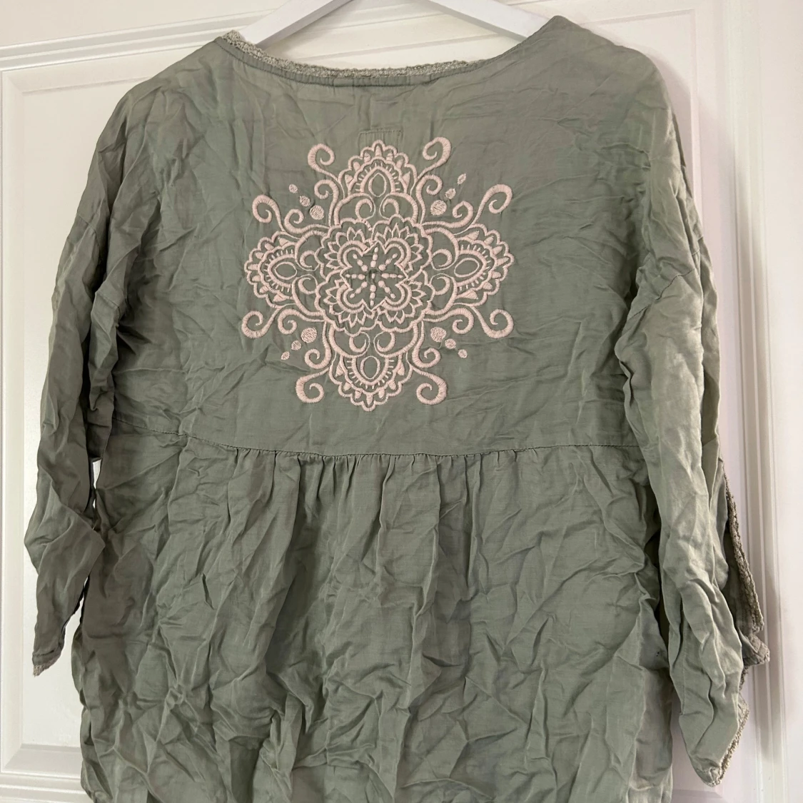 Grön blus med broderi från Odd Molly - 1