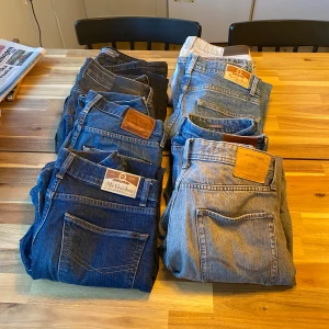 8 Par Jeans - Säljer en samling av jeansbyxor i olika blå nyanser. Märken inkluderar bland annat Jack & Jones och Mr. Gordon. Perfekta för en avslappnad stil med klassiska fickor och bälteshällor. Kan skicka bild på enstaka jeans men säljer 8 stycken för 300kr