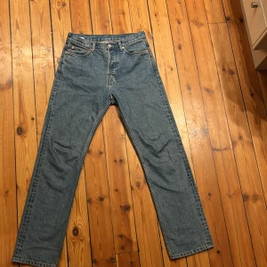 Blå jeans från Weekday - Säljer ett par blå Weekday jeans i modellen Space Relaxed Straight. De har en klassisk femficksdesign och är tillverkade i ett slitstarkt denimtyg. Perfekta för en avslappnad stil. Strl w 28 L 32.