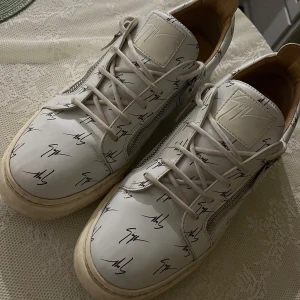 Giuseppe Zanotti skor - Säljer ett par sjukt feta Giuseppe Zanotti skor. Skorna är i väldigt bra skick och tvär sköna. Har tyvärr inget OG men dom är äkta. Ca 5-6000 nypris. Hör av er vid funderingar💸🙌