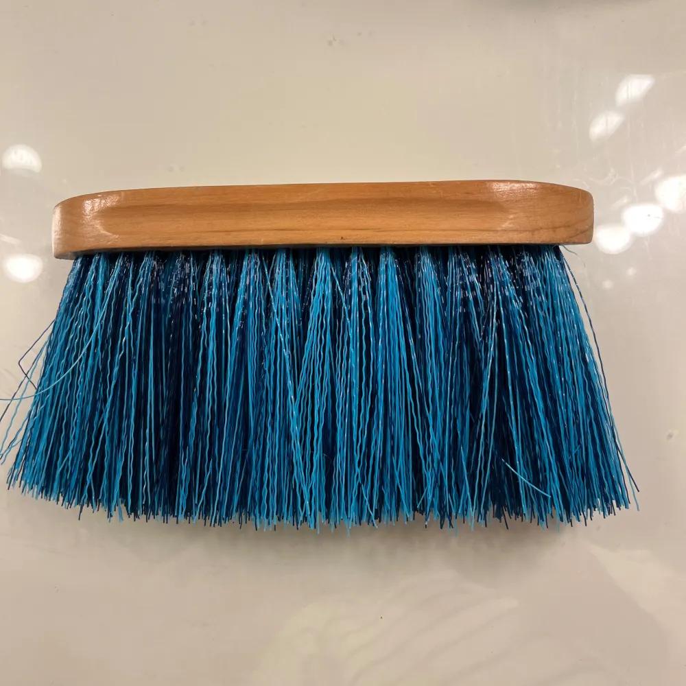 Säljer en borste med blå borst från Fairfield. Handtaget är gjort av trä och har en naturlig träfärg. Perfekt för att hålla rent och snyggt i stallet. Enkel och stilren design.. Asusteet.