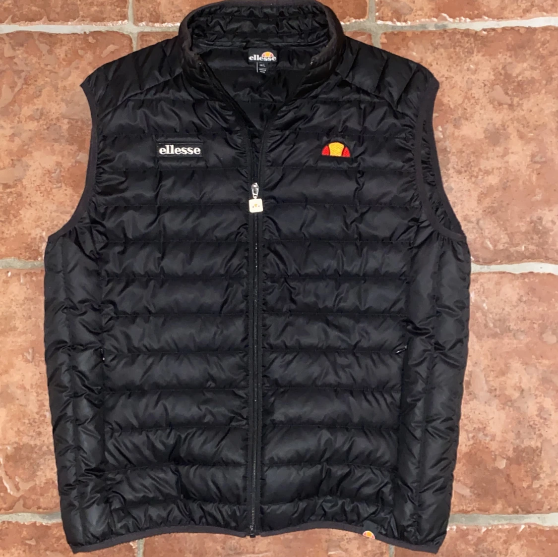 Svart dunväst från Ellesse